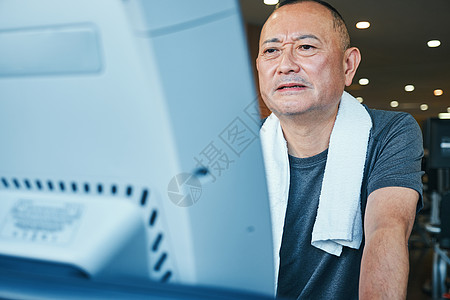 有氧训练亚洲人健身馆健身房跑步机老人图片
