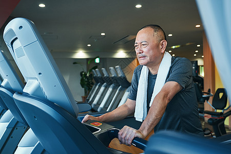 亚洲人练习年老健身房跑步机老人图片