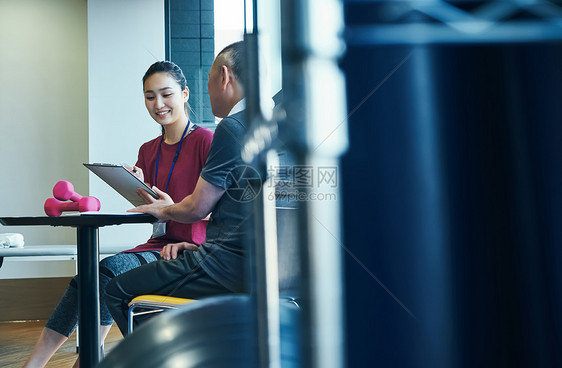 辅导服务女人体育馆健身房健身房咨询老人图片