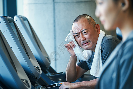 中老年人锻炼人类健身房跑步机图片