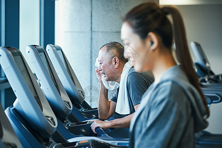 中年男性健身房跑步劳累图片