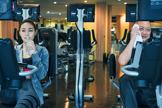 健身房训练有氧运动的人图片