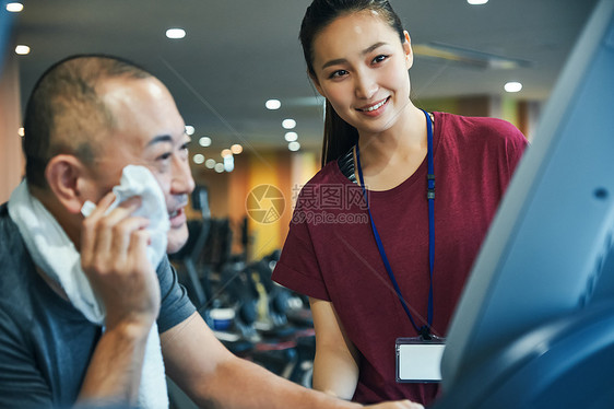 健身房协助老人做运动的教练图片