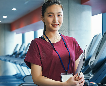 运动俱乐部健身的教练女人图片