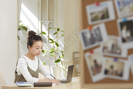 在客厅里工作的女人图片