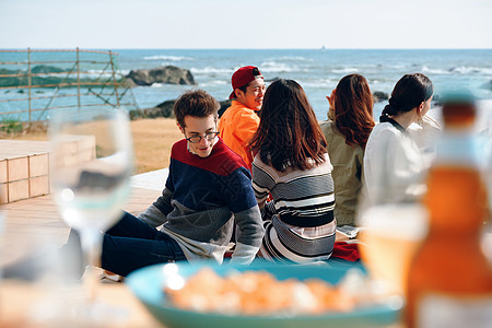 海边聚会派对的青年男女图片素材