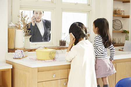 女商人微笑室内在上班前工作的母亲图片素材