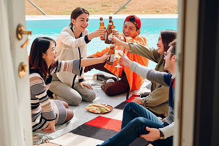 聚会聊天享受海边聚会的年轻人背景