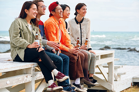 竹子水喝酒码头20多岁男人和女人在海边享受聚会背景