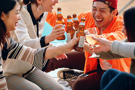 男人和女人在海边享受聚会图片素材
