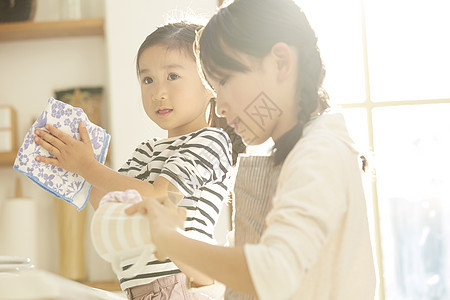 帮助妈妈洗碗的小女孩图片