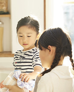 帮助妈妈洗碗的小女孩图片