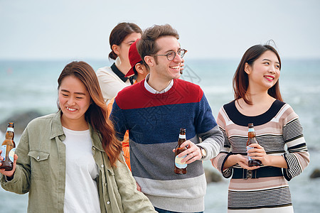 海岸边聚会派对的青年男女喝酒图片