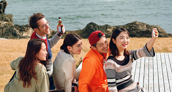 竹子水海洋饮料三十几岁男人和女人在海边享受聚会背景