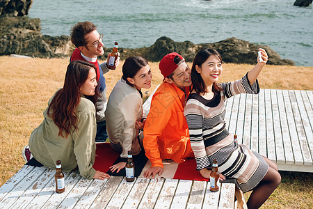 室外快乐男人和女人在海边享受聚会图片