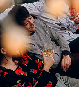 20多岁朋友快乐的共享的家庭聚会男人和女人享受酒精图片