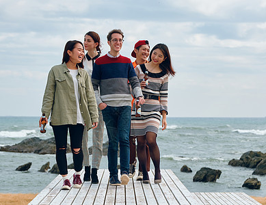 竹子水家居派对海岸壮年男人和女人在海边享受聚会背景