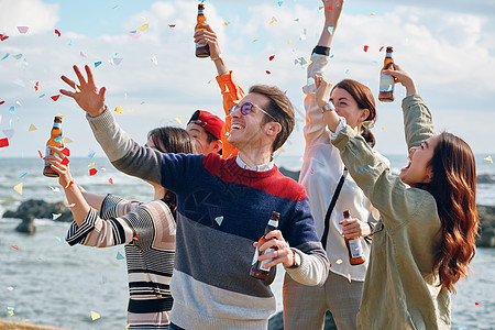 在海边喝酒开派对的年轻人图片