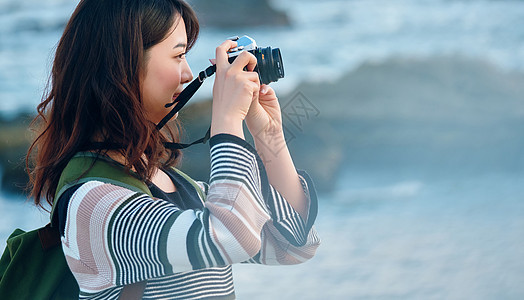 女人独自在海边旅行图片