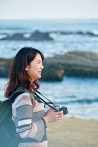 女人独自在海边旅行图片
