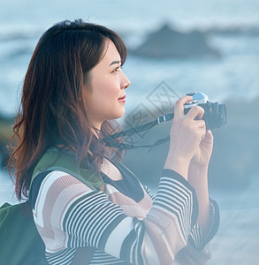 在海边旅行的女人图片