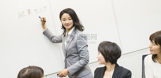 会议书写白板简报的职场白领女性图片