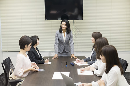 公司里女性都市白领会议形象图片