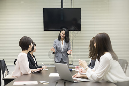 公司里女性都市白领会议形象图片