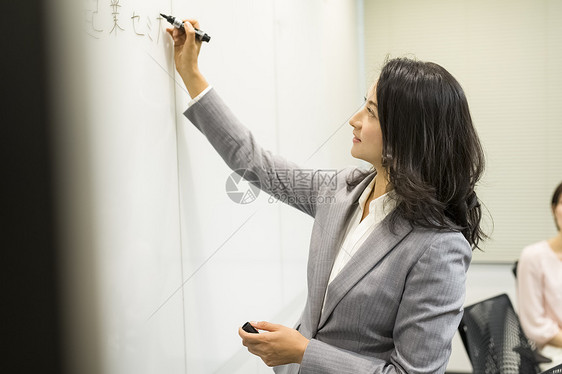 公司里女性都市白领会议形象图片