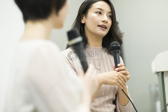 公司里女性都市白领会议形象图片