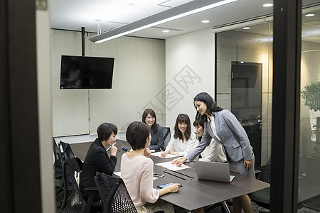 公司里女性都市白领会议形象图片