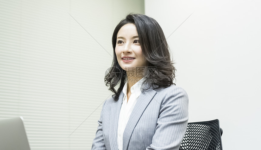 个人电脑采访上司职业女形象图片