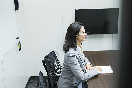 接受采访的职场女性图片