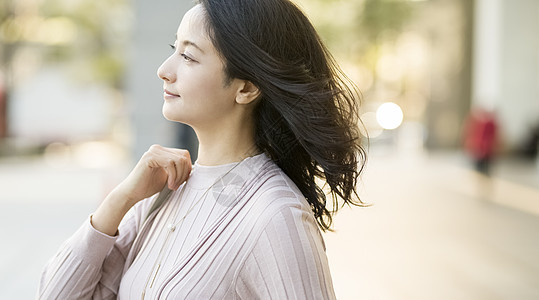 优雅职场女性形象图片