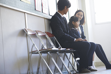 家长和孩子等待入学面试图片