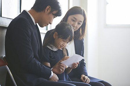 小朋友和父母参加幼儿园入学面试图片