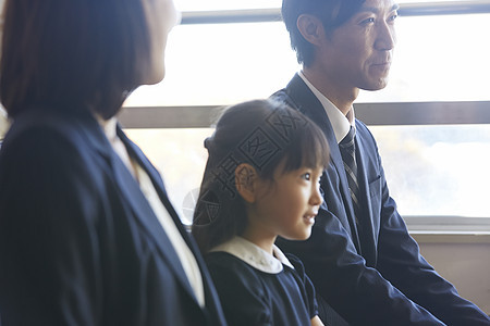 小朋友和父母参加幼儿园入学面试图片