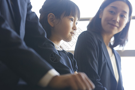 小朋友和父母参加幼儿园入学面试图片