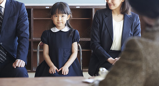 小朋友和父母参加幼儿园入学面试图片