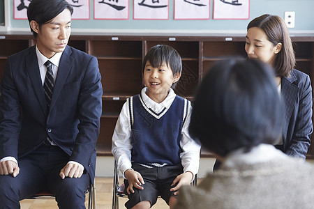 小朋友和父母参加幼儿园入学面试图片