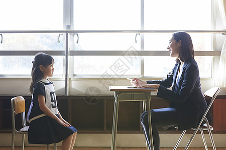 面试考试的女孩图片