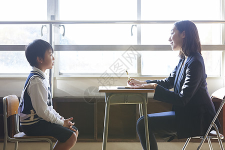 那边老师面试小男孩图片