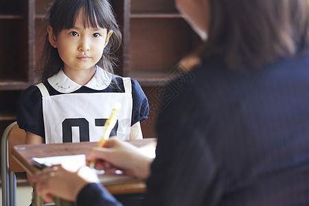 参加面试的女孩图片