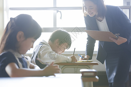 认真学习的儿童图片