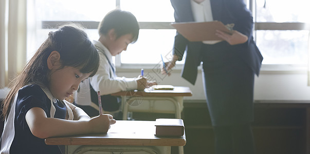 认真学习的儿童图片