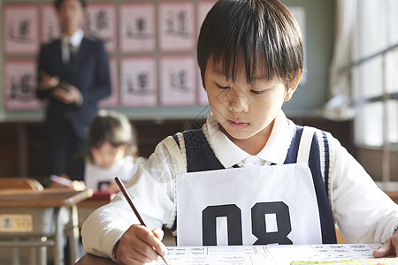 认真学习的儿童图片