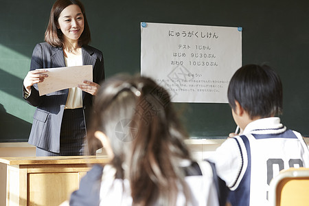 教室内的老师与学生图片