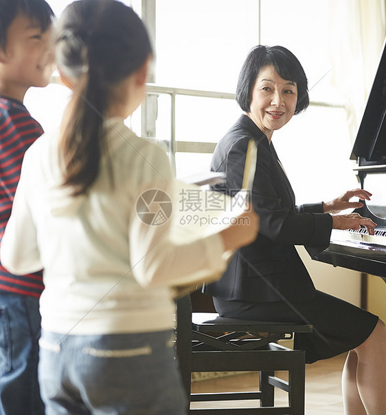 音乐教室的老师和学生图片