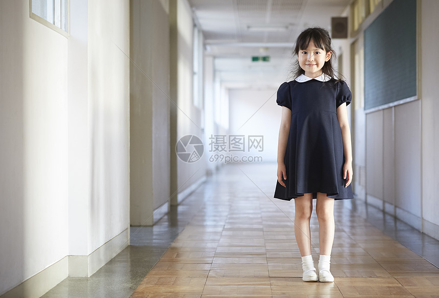 在学校走廊站立穿着礼服的孩子图片
