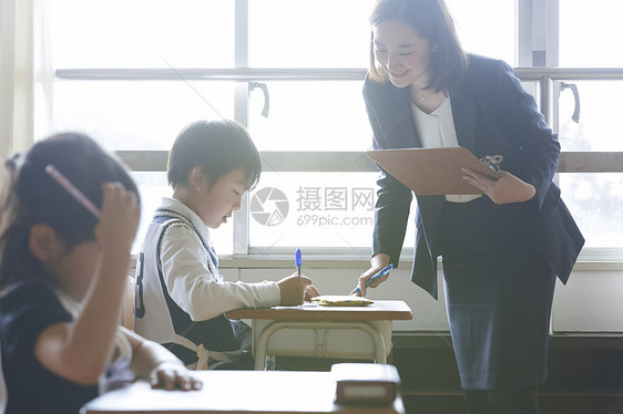 教室内的老师与学生图片